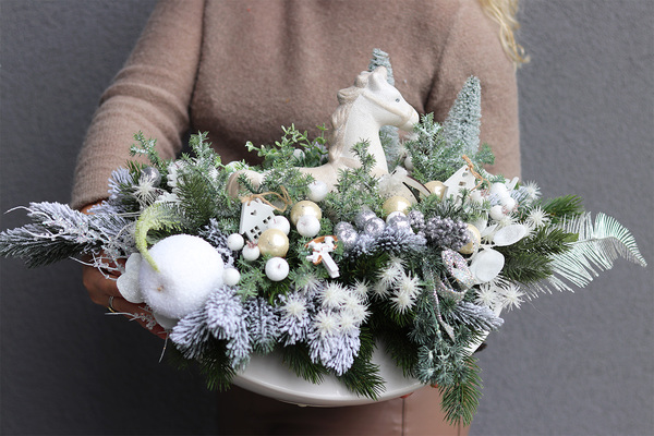 Konik na Biegunach, świąteczny stroik na tacy