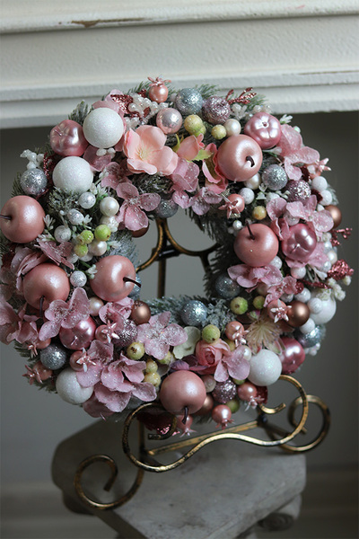 Pastelowy Czar Zimy, świąteczny wianek dekoracyjny	