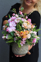 Gerie kompozycja kwiatowa w złotej donicy