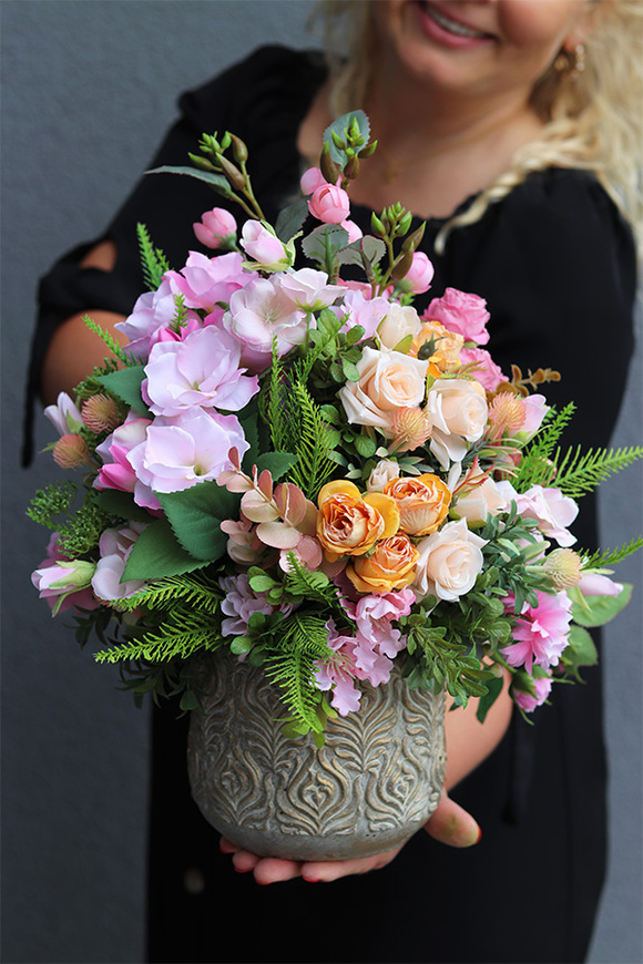 Gerie kompozycja kwiatowa w złotej donicy