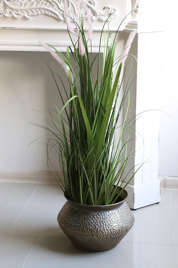 Amelia Eduardo, sztuczna trawa w metalowej donicy