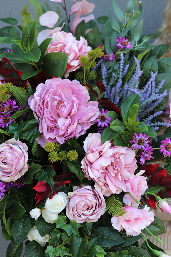 Nerute, kompozycja nagrobna w misie	