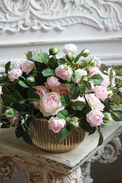 Rosania Antique, kompozycja kwiatowa w złotym naczyniu