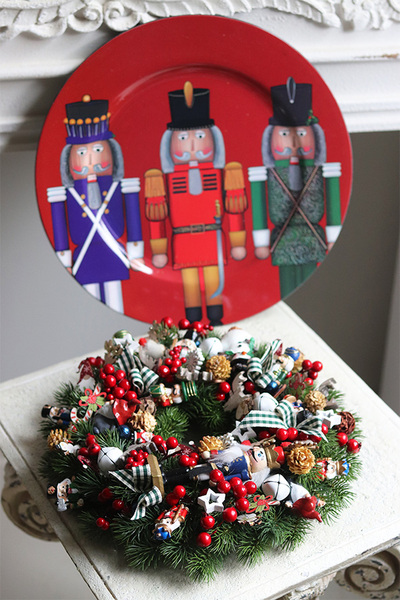 Dziadki do Orzechów, świąteczny stroik z zabaweczkami