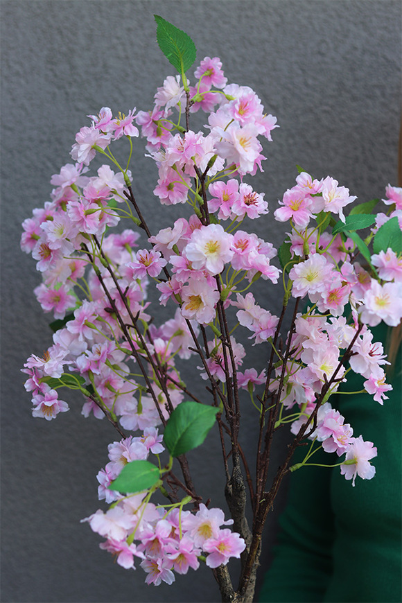 Kwitnąca Wiśnia, sztuczna roślina w doniczce	