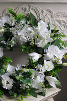 Prowansja, dekoracyjny wianek z białymi hortensjami