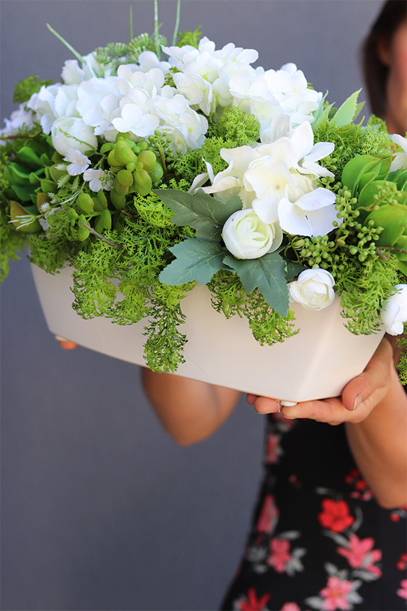 Jullista, biała kompozycja kwiatowa, wym.26x53cm 