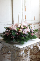 Pudrowe Święta, bożonarodzeniowy stroik ze świecami, wym.32x45cm 