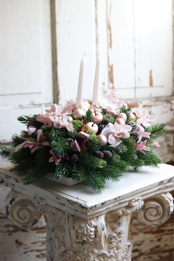 Pudrowe Święta, bożonarodzeniowy stroik ze świecami, wym.32x45cm 