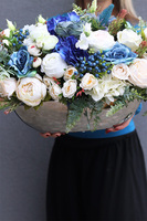 Blue Nalia Big 2, wiosenna kompozycja kwiatowa w srebrnej łódce, wym. 40x67cm