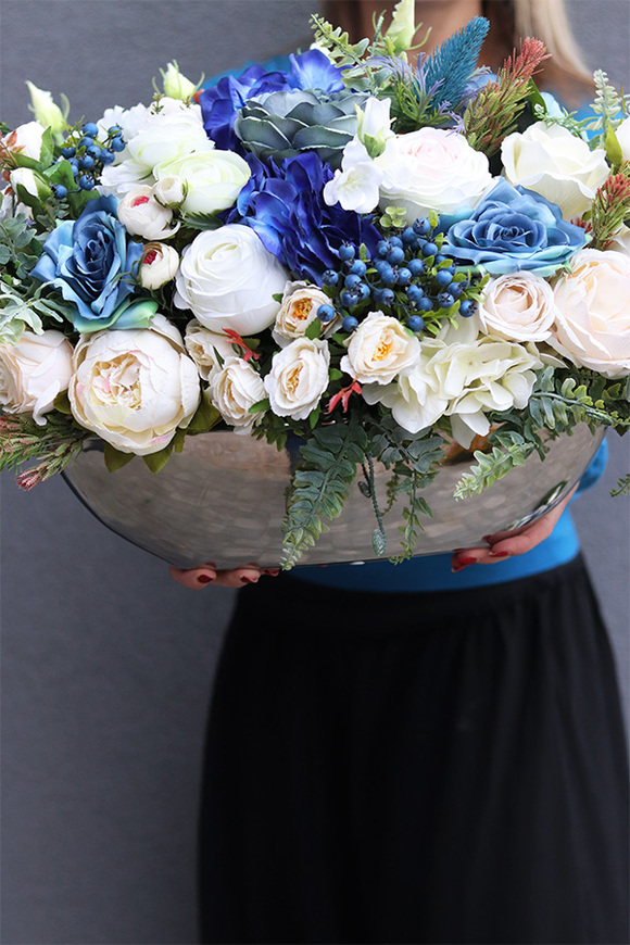 Blue Nalia Big 2, wiosenna kompozycja kwiatowa w srebrnej łódce, wym. 40x67cm