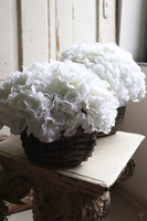 bogaty kosz z białymi hortensjami, Tefrito Satra, wys.25cm 