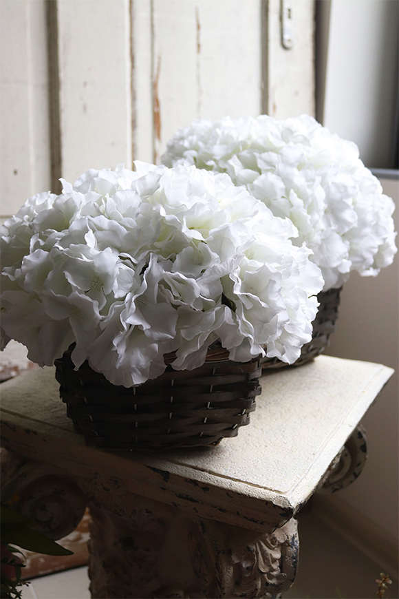 bogaty kosz z białymi hortensjami, Tefrito Satra, wys.25cm 