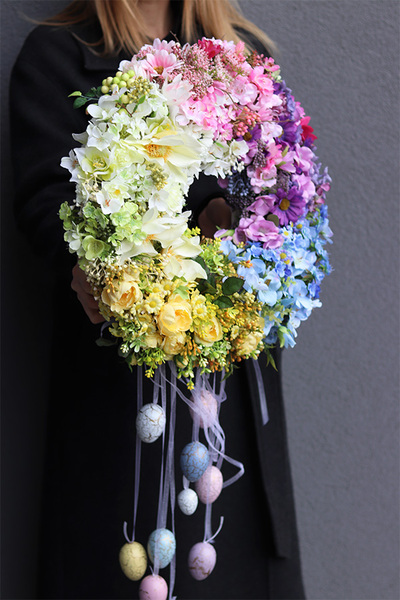 Tęczowa Wielkanoc, wiosenny wianek na drzwi z zawieszkami