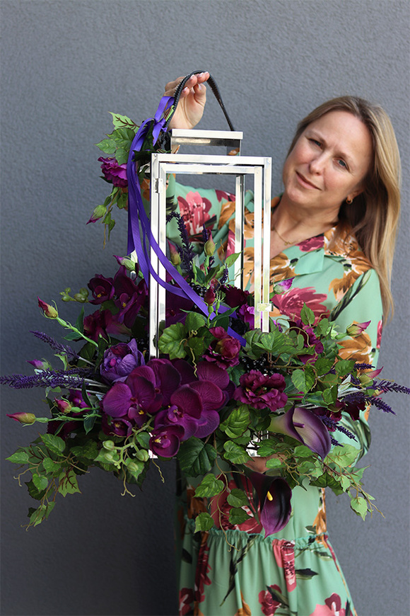 Angelo Garden Purple, kompozycja kwiatowa ze srebrnym lampionem, wys.64cm   