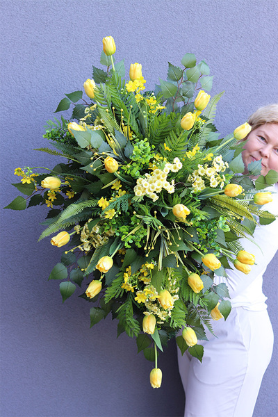 Żółta Energia, wiosenna wiązanka nagrobna z tulipanami