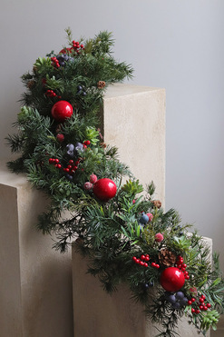 OD RĘKI Berry Xmas, girlanda świąteczna z bombkami, dł.130cm