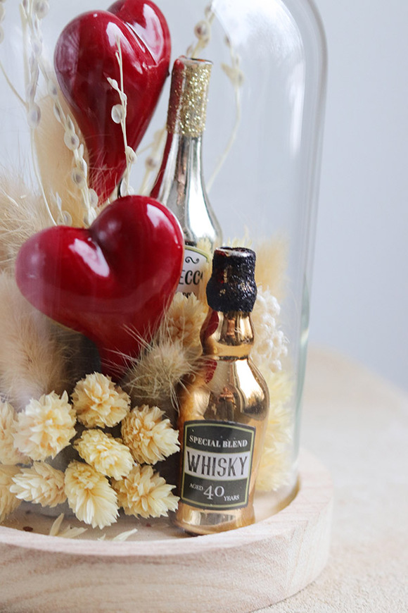 Amore, walentynkowa kompozycja pod szklanym kloszem