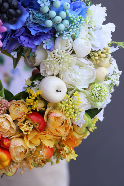 Tęczowy, wianek na drzwi z owocami