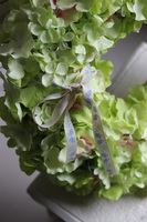 Pistacio, wianek z zielonych hortensji na drzwi