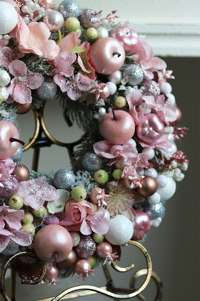 Pastelowy Czar Zimy, świąteczny wianek dekoracyjny	