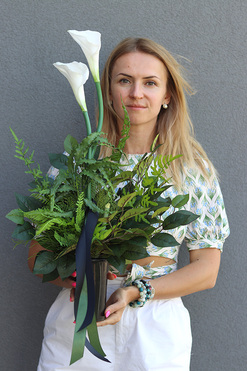 OD RĘKI Kalla Isolire, bukiet nagrobny we wkładzie, B, dł.65cm