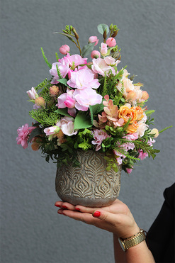 Gerie, kompozycja kwiatowa w złotej donicy, wys.40cm