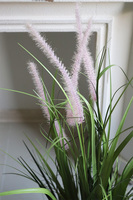 Amelia Eduardo, sztuczna trawa w metalowej donicy