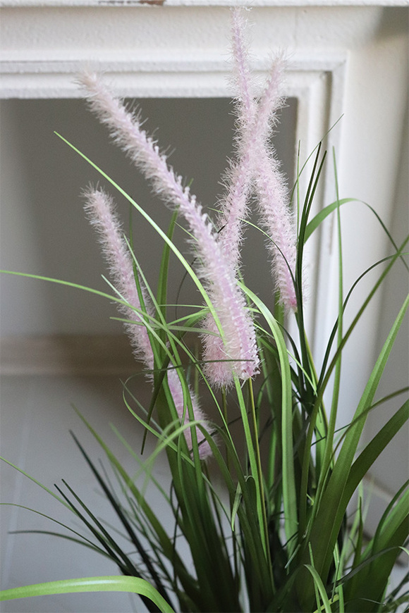 Amelia Eduardo, sztuczna trawa w metalowej donicy