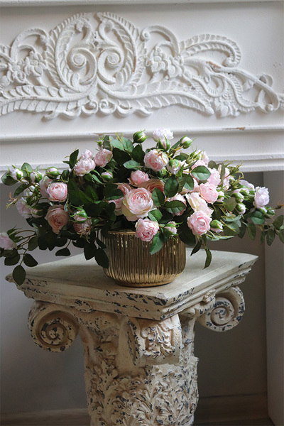 Rosania Antique, kompozycja kwiatowa w złotym naczyniu