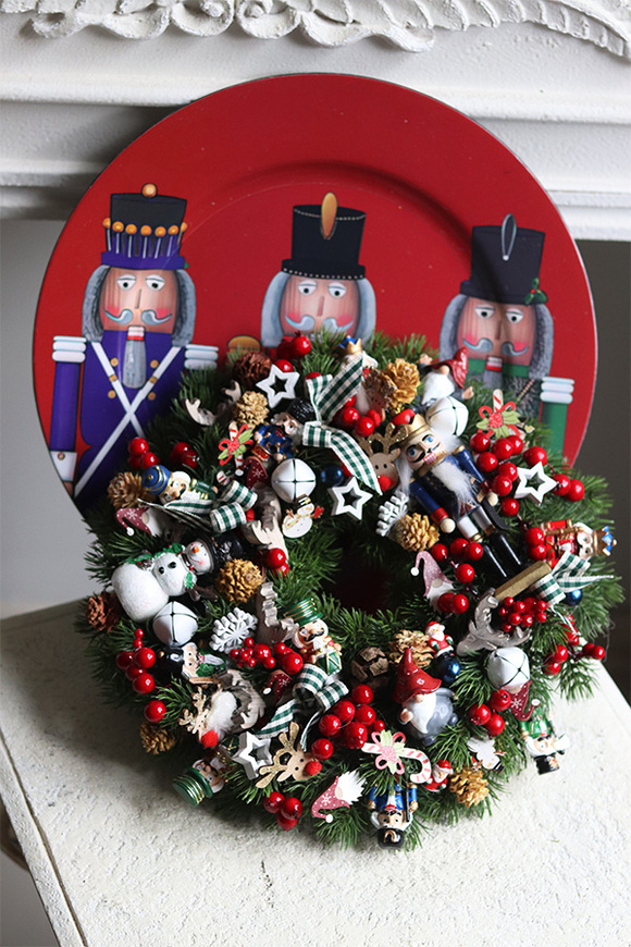 Dziadki do Orzechów, świąteczny stroik z zabaweczkami