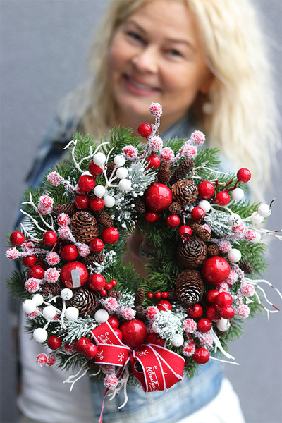 Red Xmas Frost, świąteczny wianek z owocami