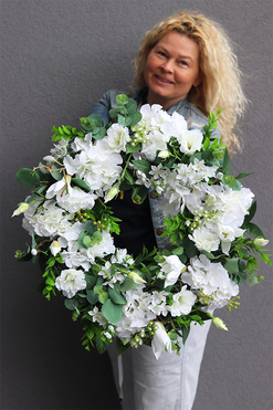 Prowansja, dekoracyjny wianek z białymi hortensjami, śr.63cm  