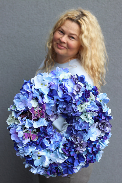 Blue Butterfly, wianek z hortensji na drzwi