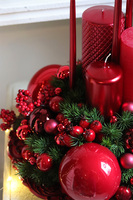 Karminowe Święta, adwentowy stroik ze świecami na talerzu