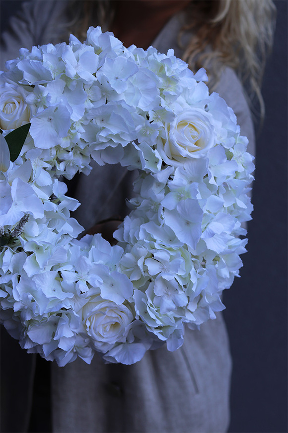 Bilano, biały wieniec nagrobny z hortensjami