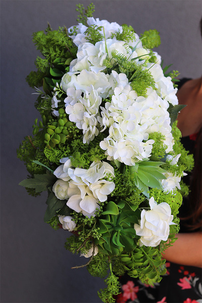 Jullista, biała kompozycja kwiatowa, wym.26x53cm 