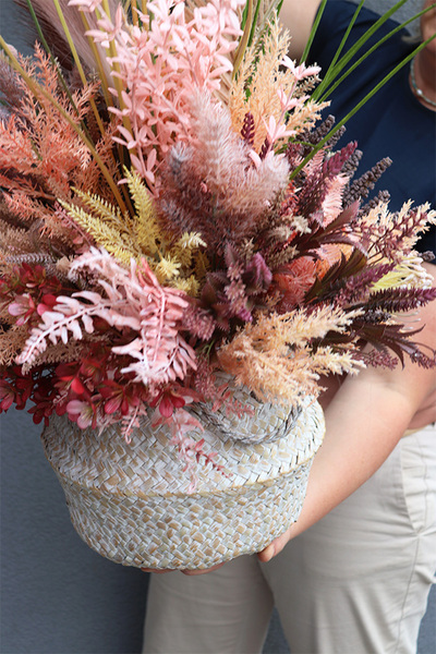 Parise, sztuczna trawa w koszu z ziołami