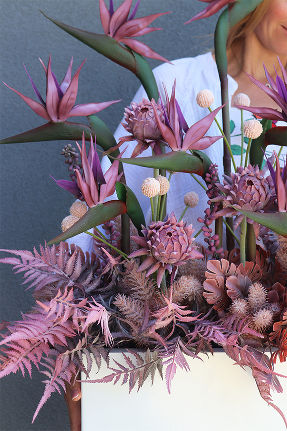 Violetera Fiberglass, sukulenty ze strelicjami w białej donicy