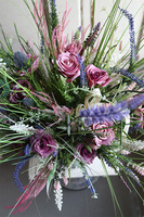 Filista Garden, kompozycja z różami i lawendą w metalowym wazonie, wys.68cm