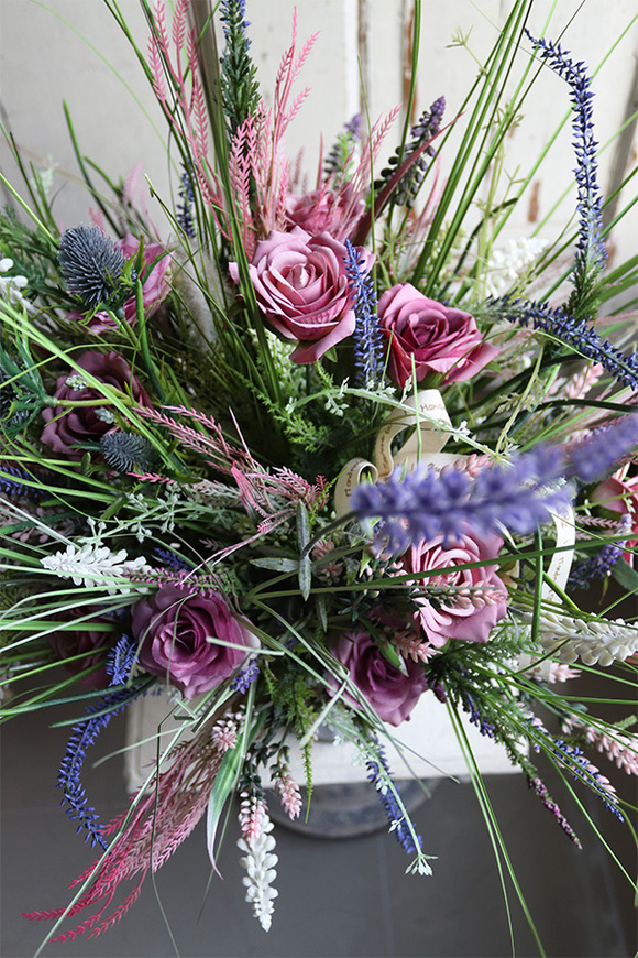 Filista Garden, kompozycja z różami i lawendą w metalowym wazonie, wys.68cm