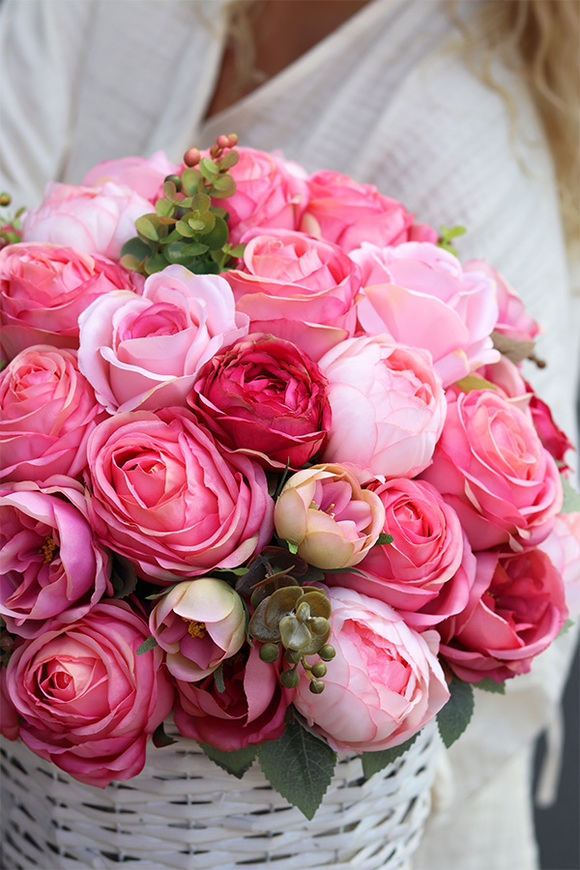 Provance Koresa, bogaty kosz z różami