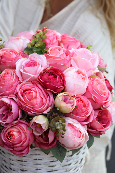 Provance Koresa, bogaty kosz z różami