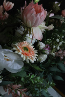 Miłosna Longia, kompozycja kwiatowa na długi stół