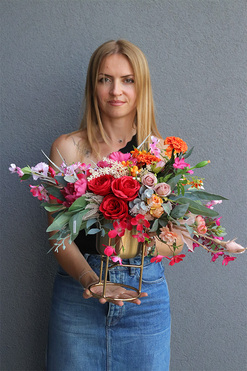 OD RĘKI Laguel Duna Orange, dekoracja kwiatowa w naczyniu na stojaku, wym.43x50x40cm