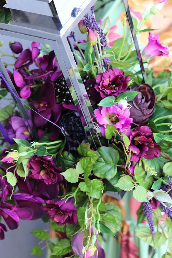 Angelo Garden Purple, kompozycja kwiatowa ze srebrnym lampionem, wys.64cm   