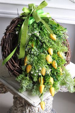 Żółta Energia 2, wiosenny wieniec nagrobny z tulipanami, wym.34x50cm