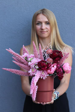 OD RĘKI Sweet Trend B, kompozycja kwiatowa w malinowym wazonie, wys.36cm