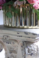 Pranella Lux, kompozycja kwiatowa w złotym naczyniu