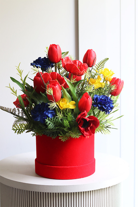 Wszystko Kwitnie, flowerbox z tulipanami